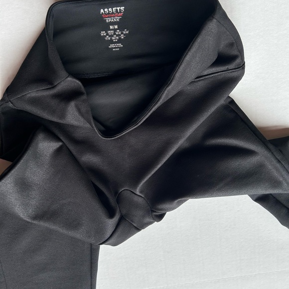 Spank Assets Red Hot Label black compression leggings in size Medium. H5 - Picture 6 of 12
